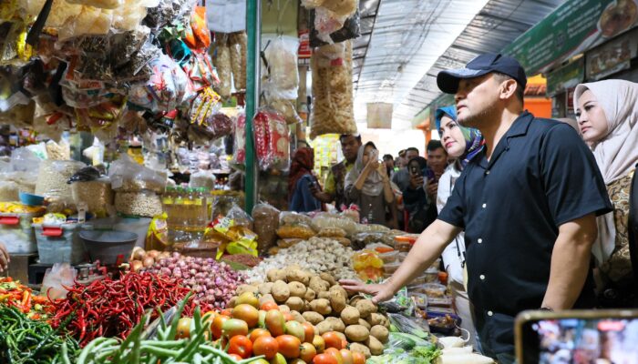 Gubernur Ahmad Luthfi Borong Dagangan Saat Sidak di Pasar Bunder Sragen
