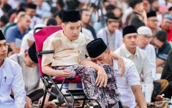 Momen Haru di Simpanglima: Ahmad Luthfi Dampingi Putra Bungsu Salat Id dan Ajak Warga Bersatu