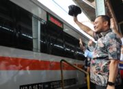 Luthfi Lepas Ratusan Pemudik Balik Gratis via Kereta Api