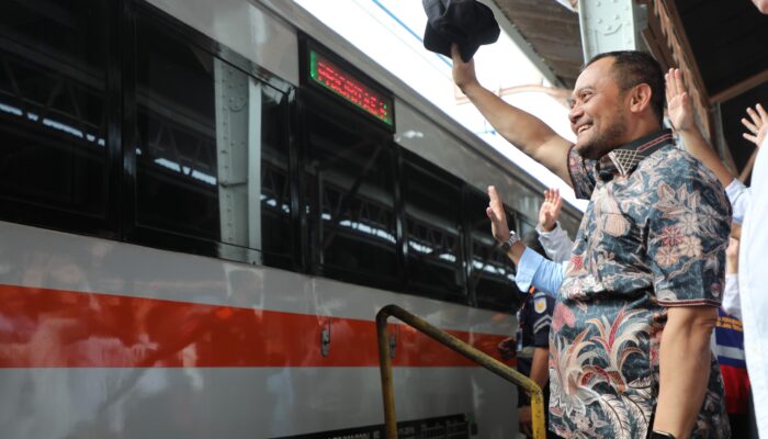 Luthfi Lepas Ratusan Pemudik Balik Gratis via Kereta Api