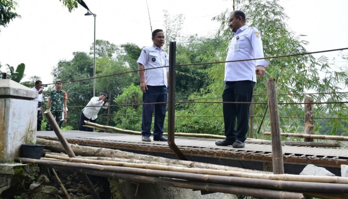 Jembatan Desa Payung Putus Terjang Banjir, Bupati Pemalang Turun Tangan
