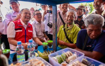 Gubernur Jateng Kucurkan Rp4,1 Miliar untuk Karanganyar Usai Dengar Curhat Petani di Angkringan