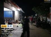 Bukan Demo! Ratusan Warga ‘Kepung’ Rumah Kades Cibuyur, Ada Apa?