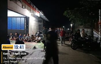 Bukan Demo! Ratusan Warga ‘Kepung’ Rumah Kades Cibuyur, Ada Apa?
