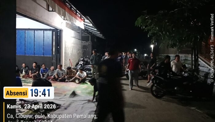 Bukan Demo! Ratusan Warga ‘Kepung’ Rumah Kades Cibuyur, Ada Apa?