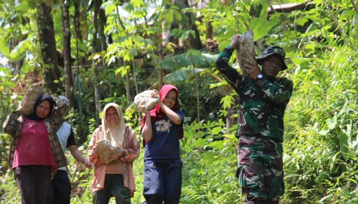 Sinergi Tanpa Batas: Warga Krangean Bahu-membahu Panggul Batu Demi Jalan TMMD