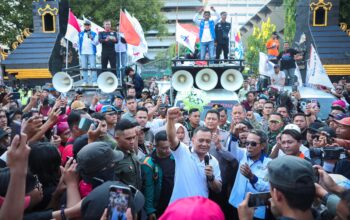 Aksi Humanis Gubernur Luthfi: Beri Bunga dan Solusi untuk Buruh Jateng