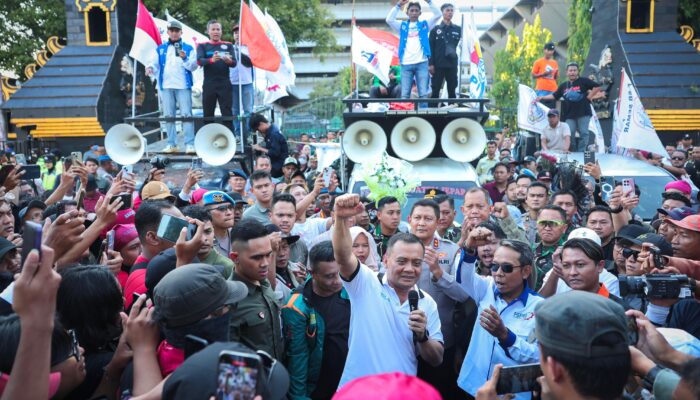 Aksi Humanis Gubernur Luthfi: Beri Bunga dan Solusi untuk Buruh Jateng