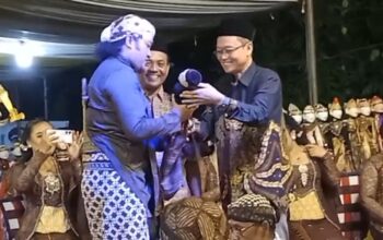 Kekuatan Magis Ki Dalang Aditya Nugroho Membuat Ribuan Warga Loning Tumplek Blek di Balai Desa!
