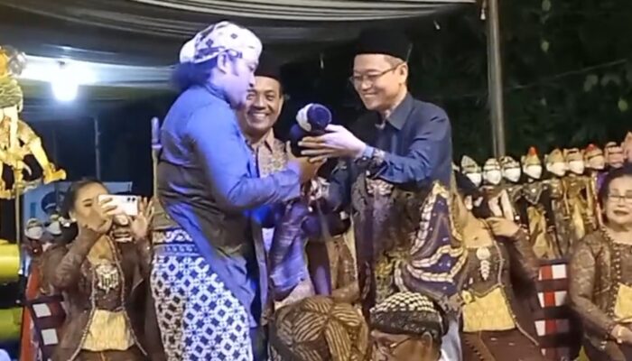 Kekuatan Magis Ki Dalang Aditya Nugroho Membuat Ribuan Warga Loning Tumplek Blek di Balai Desa!
