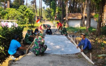 Kompak! TNI dan Warga Banyumudal Bahu-Membahu Kebut Pembangunan Akses Desa