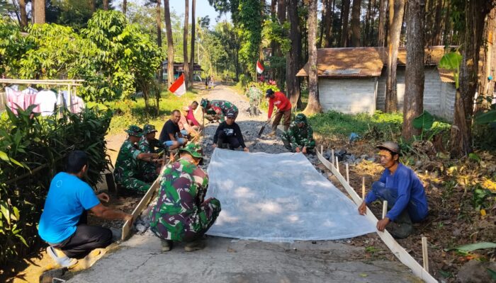 Kompak! TNI dan Warga Banyumudal Bahu-Membahu Kebut Pembangunan Akses Desa
