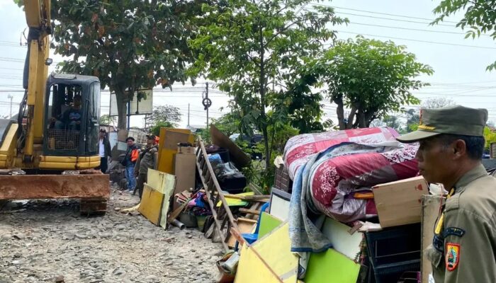 Satpol PP Pemalang Bongkar Bangunan Liar Marimas Comal Baru Ampelgading
