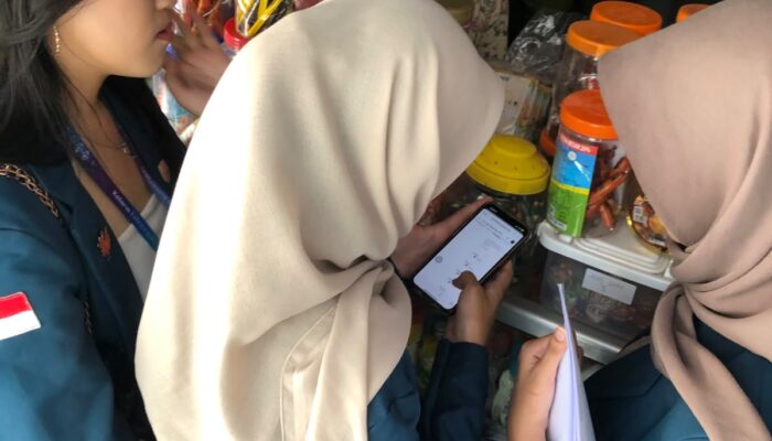 Gebrakan Digital! KKN Undip Sulap UMKM Desa Kebojongan Melek QRIS dan Google Maps