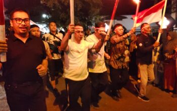 Semangat Kemerdekaan Berkobar! Rizal Bawazier Buka Estafet Obor Comal: “Alat Pemersatu, Bukan Sekadar Menang-Kalah”