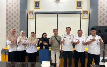 Ariani, S.Pd., M.Pd. Dosen INSIP Pemalang, Menerimaan Penghargaan Strategic Networking & Public Relations Award