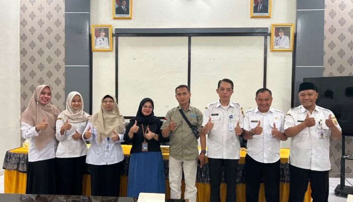 Ariani, S.Pd., M.Pd. Dosen INSIP Pemalang, Menerimaan Penghargaan Strategic Networking & Public Relations Award
