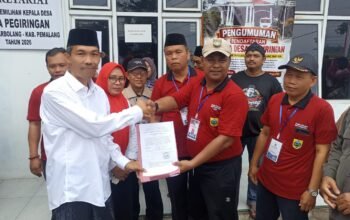 Ribuan Warga Antar Duhari Daya Daftar Calon Kades Pegiringan