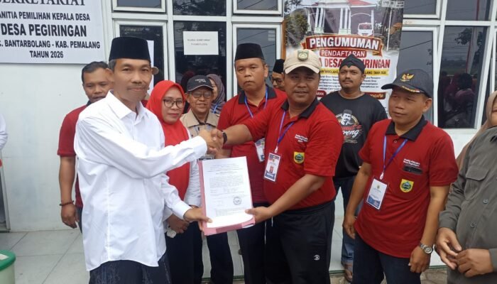 Ribuan Warga Antar Duhari Daya Daftar Calon Kades Pegiringan