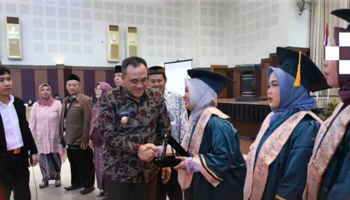 Wisuda XXIII Terakhir INSIP Pemalang, Rektor Sebut Gelar Sarjana Bukan Titik Henti Tapi Awal Pengabdian