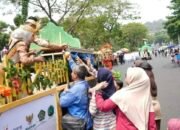 Pawai Ta’aruf MTQ XXXI Semarang, Kontingen Pemalang Bagikan Nanas Madu Gratis