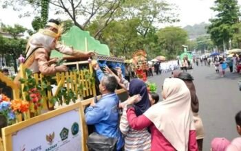 Pawai Ta’aruf MTQ XXXI Semarang, Kontingen Pemalang Bagikan Nanas Madu Gratis