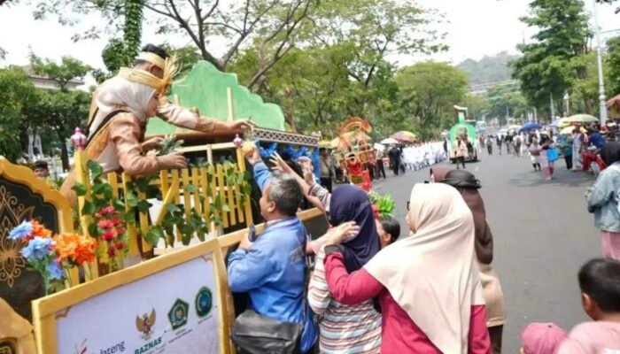 Pawai Ta’aruf MTQ XXXI Semarang, Kontingen Pemalang Bagikan Nanas Madu Gratis