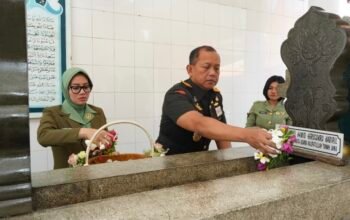 Sambut HUT, Pangdam IV/Diponegoro Ziarahi Makam Sang Pahlawan di Makassar