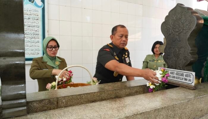 Sambut HUT, Pangdam IV/Diponegoro Ziarahi Makam Sang Pahlawan di Makassar