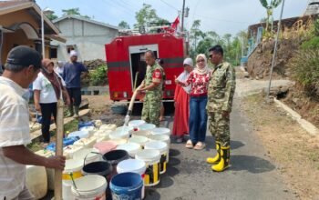 Sumber Air Menyusut, TNI Gerak Cepat Guyur Bantuan Air Bersih di Pulosari