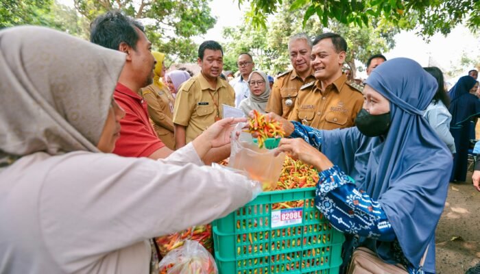 Sambal Terancam Mahal, Ahmad Luthfi Gelar Pasar Murah di Ungaran